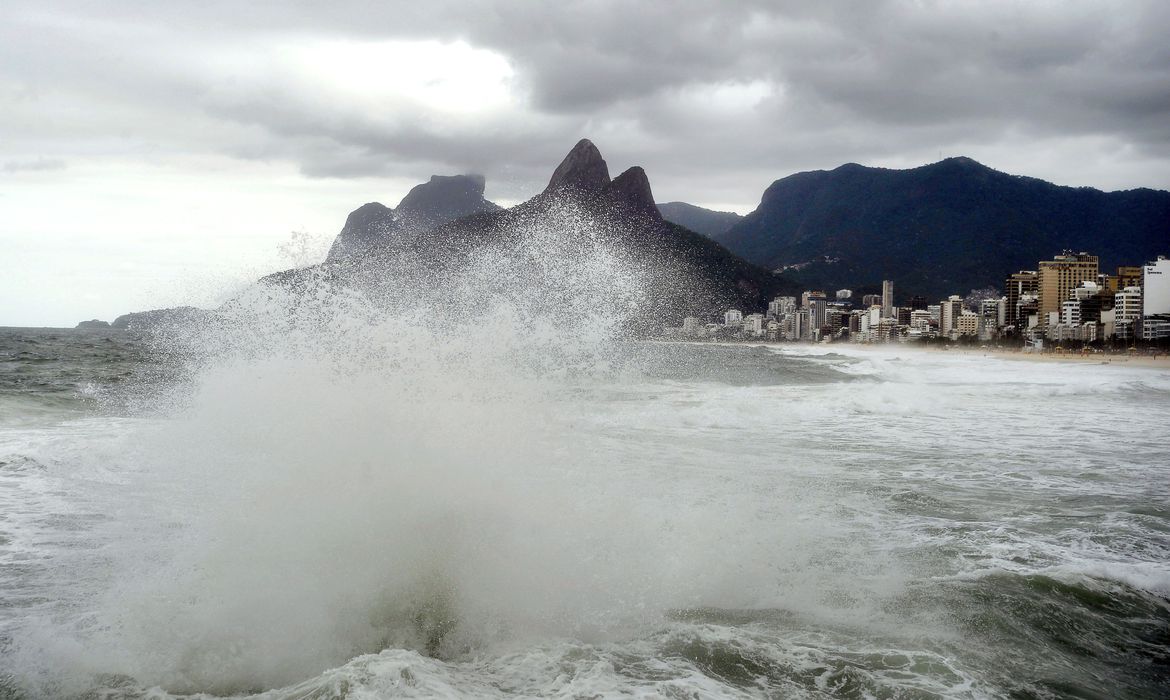 Ressaca nas praias do Sudeste do Brasil