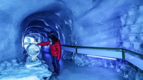 Gruta de Gelo é atração para todas as idades em TITLIS